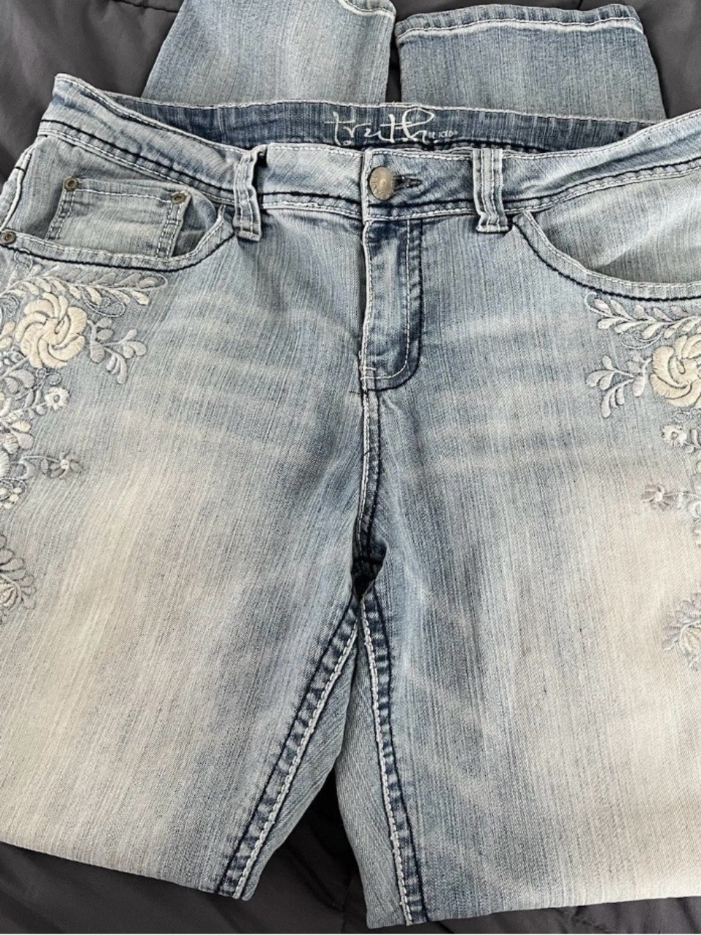 Truth Be Told Light Wash Embroidered Skinny Jeans size 16